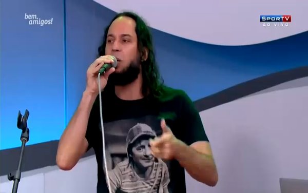 Gabriel, o Pensador com camiseta do Chaves na SporTV